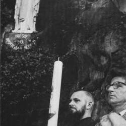 an der Grotte in Lourdes